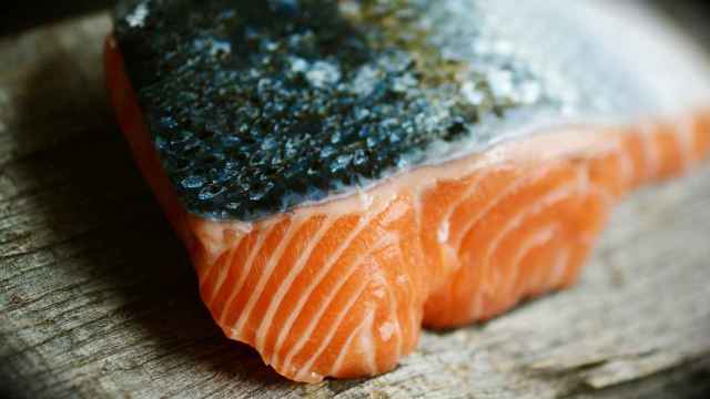 Un filete de salmón, un pescado graso importante para la salud cardiovascular.
