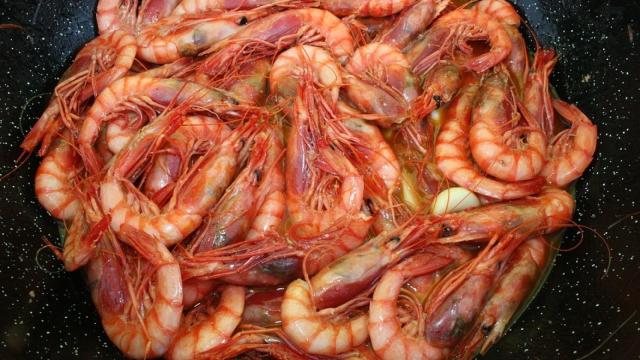 Una cazuela llena de gambas, uno de los aperitivos más populares.