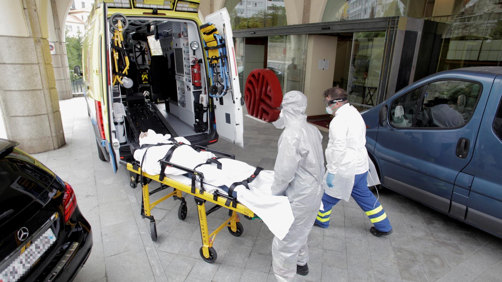 El jugador del CF Fuenlabrada infectado entrando al hospital