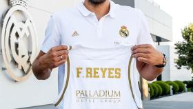 Felipe Reyes, con la camiseta del Real Madrid oficializando su renovación