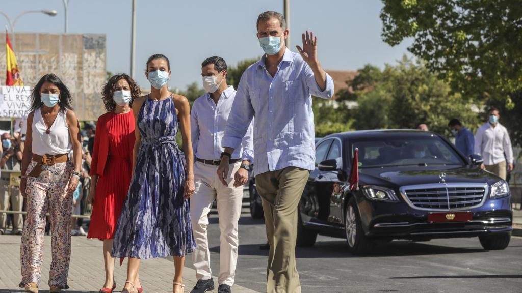 Los Reyes Con el Mercedes blindado en Sevilla.