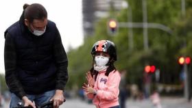 Imagen de archivo de una niña con mascarilla. Efe