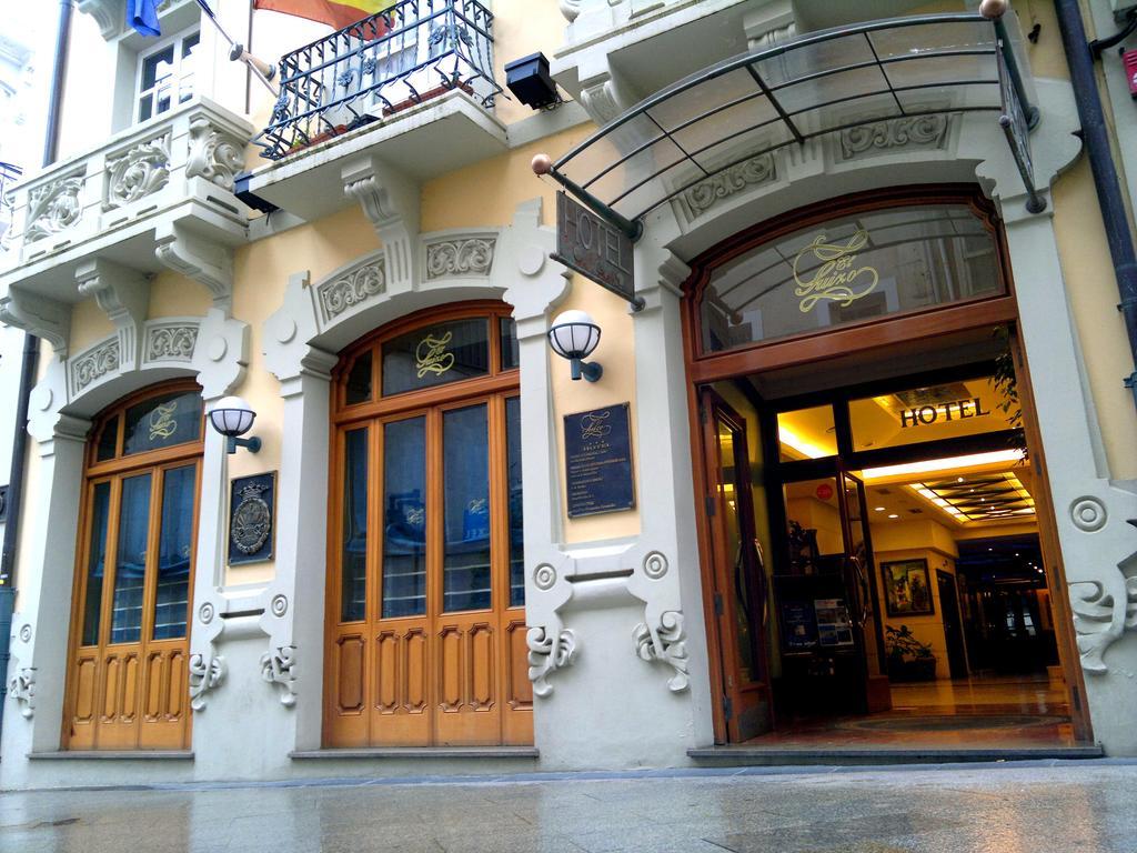 Bajos y entrada principal del Hotel Suizo, la primera de sus obras (1910)