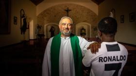 El Padre Antonio Casado con la mano sobre el hombro de su hijo.