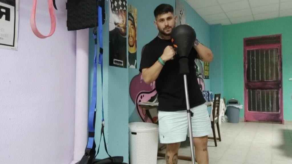 José Pablo, en el gimnasio de su casa, que ya no pisa para practicar boxeo porque se lo impide la pericarditis.