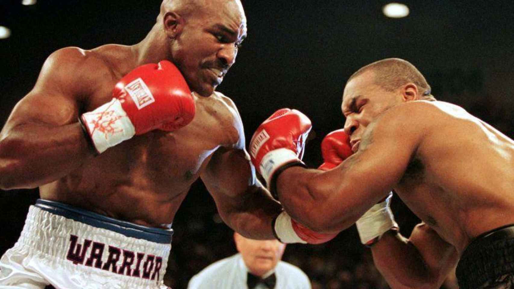 Mike Tyson y Holyfield durante un combate