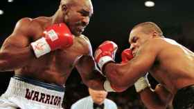 Mike Tyson y Holyfield durante un combate