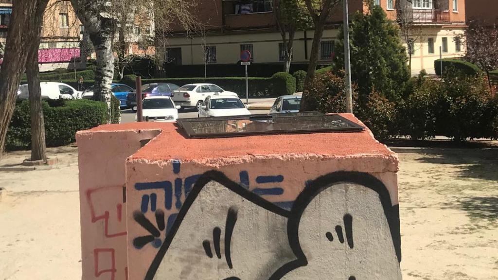 Tras reventar la ventana de la casa de Luis, los okupas la dejaron en el acceso a un parking.