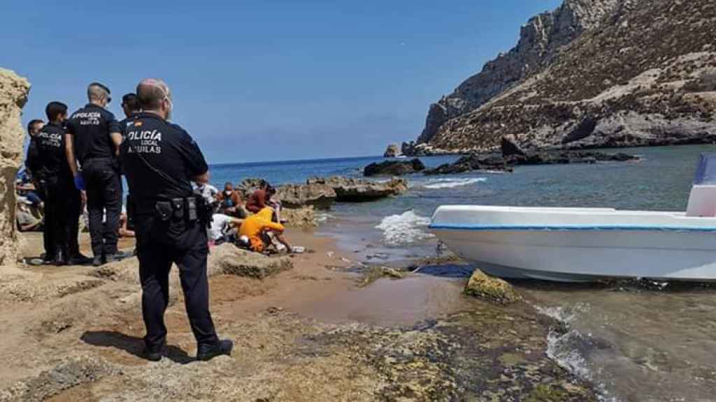 La Policía Local de Águilas custodiando a 24 irregulares llegados ayer al litoral murciano.
