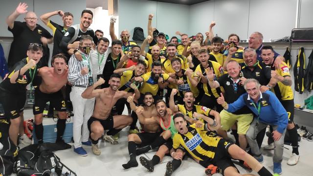 La plantilla del Club Portugalete celebra en el vestuario