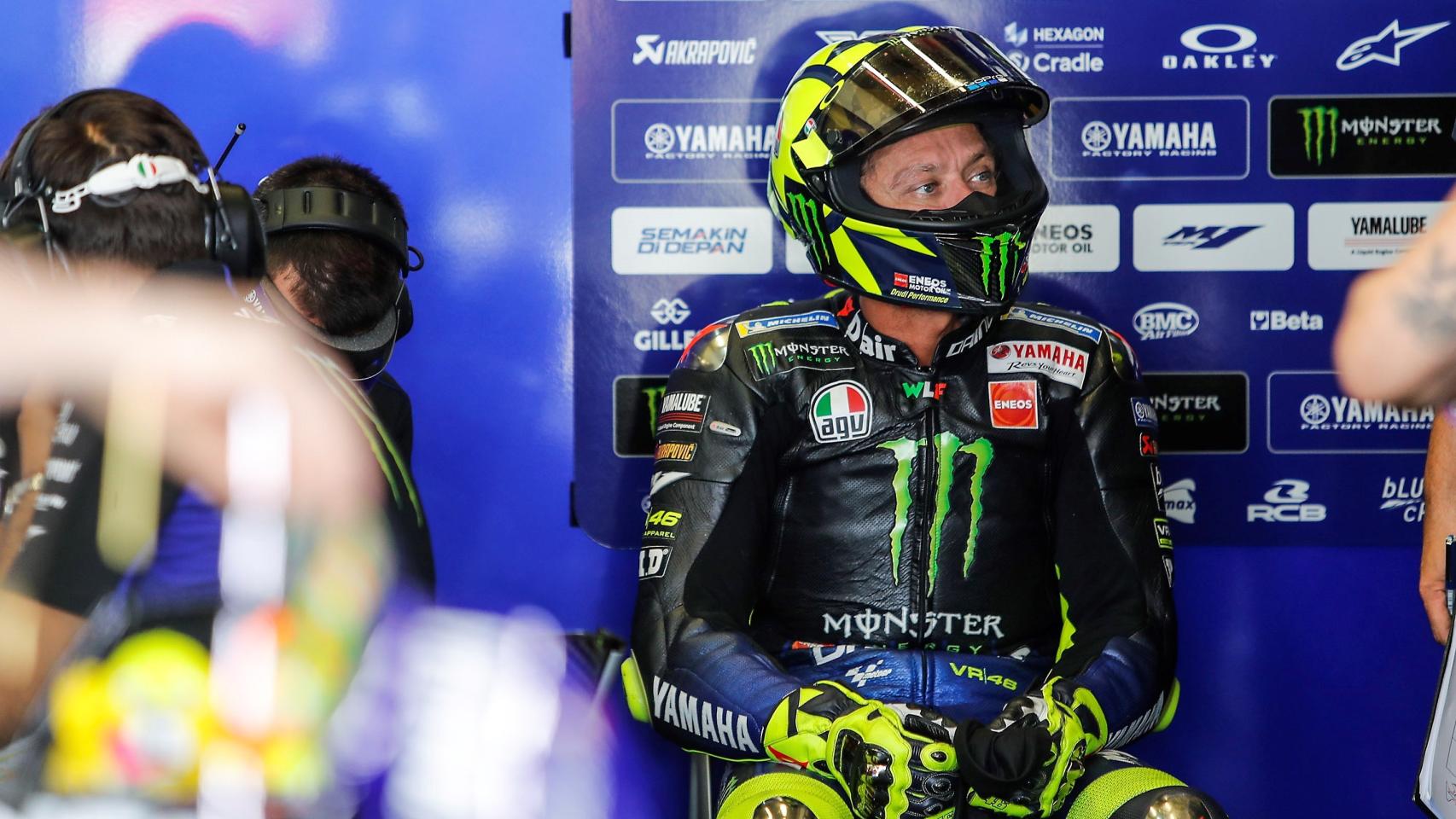 Valentino Rossi, en el box de Yamaha