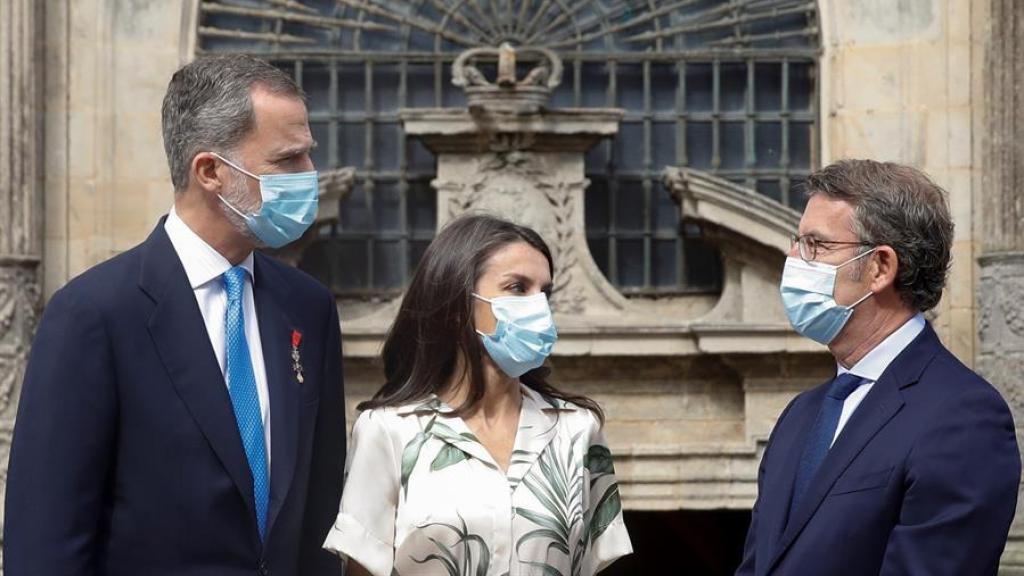 El presidente de la Xunta de Galicia, Alberto Núlez Feijoo, recibe a los reyes Felipe y Letizia en Santiago de Compostela.