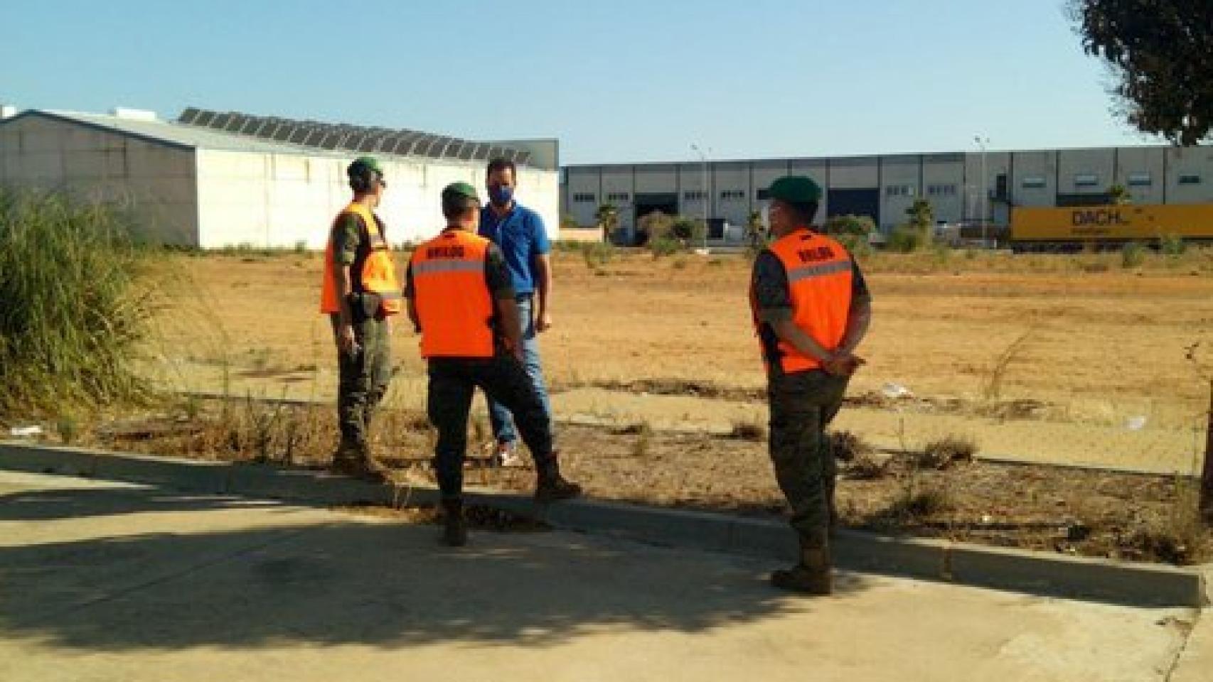 Miembros del Ejército de Tierra reconocen el terreno antes de montar instalaciones que eviten contagios.