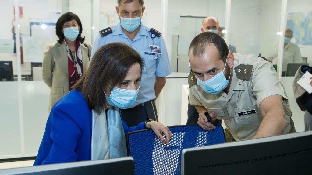 La ministra de Defensa, Margarita Robles, en una reciente visita al CESAEROB.