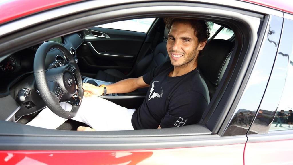 Rafa Nadal al volante de su Kia Stinger.