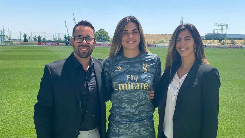 Arkaitz Coca, Misa Rodríguez, jugadora del Real Madrid femenino, y Carlota Planas.
