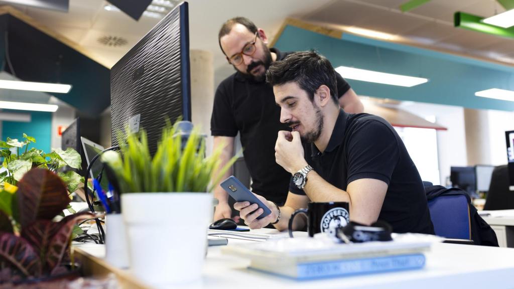 Cebrián en las oficinas de Cuatroochenta.