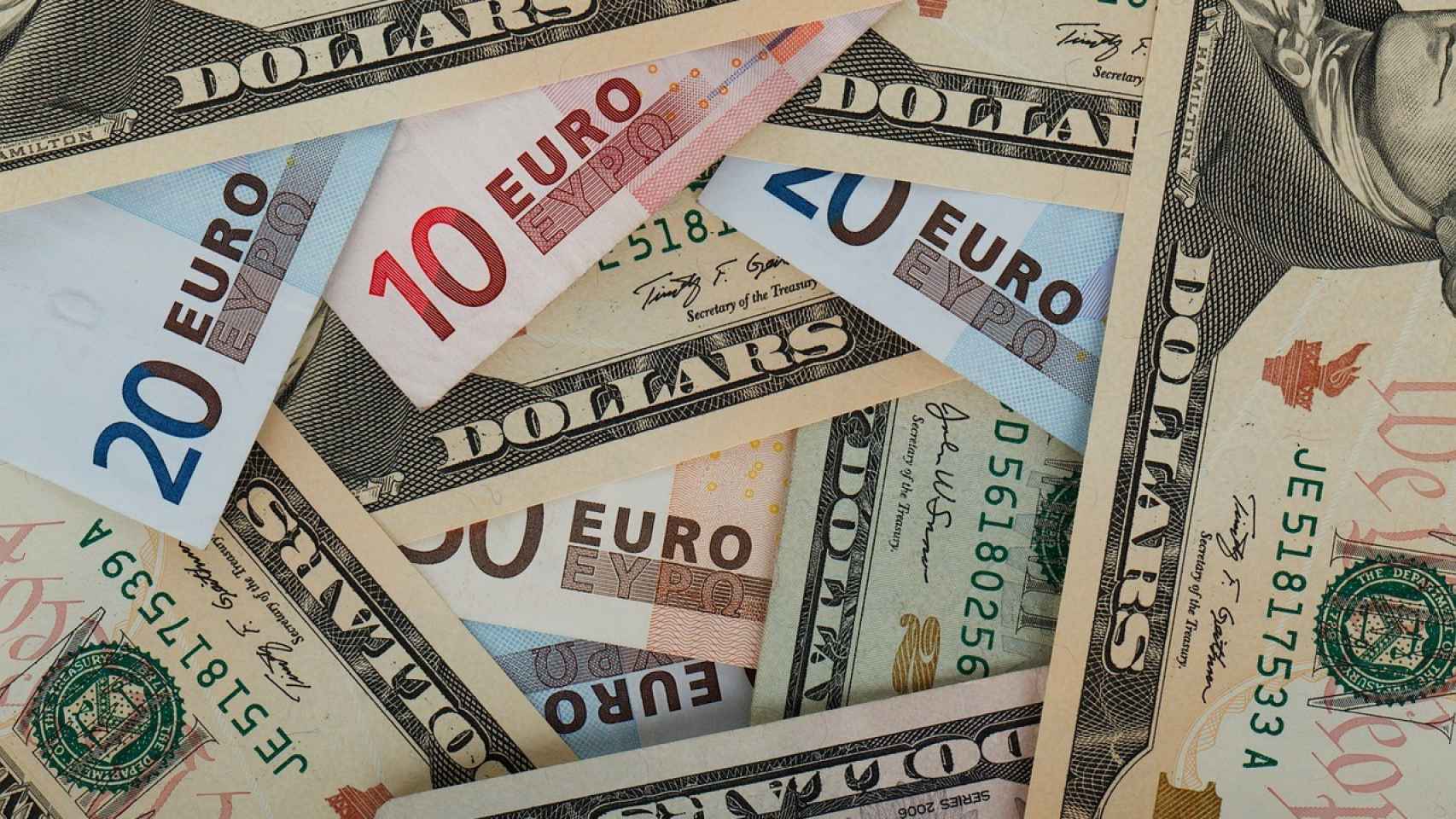 Billetes de euro y dólar de distintas denominaciones.