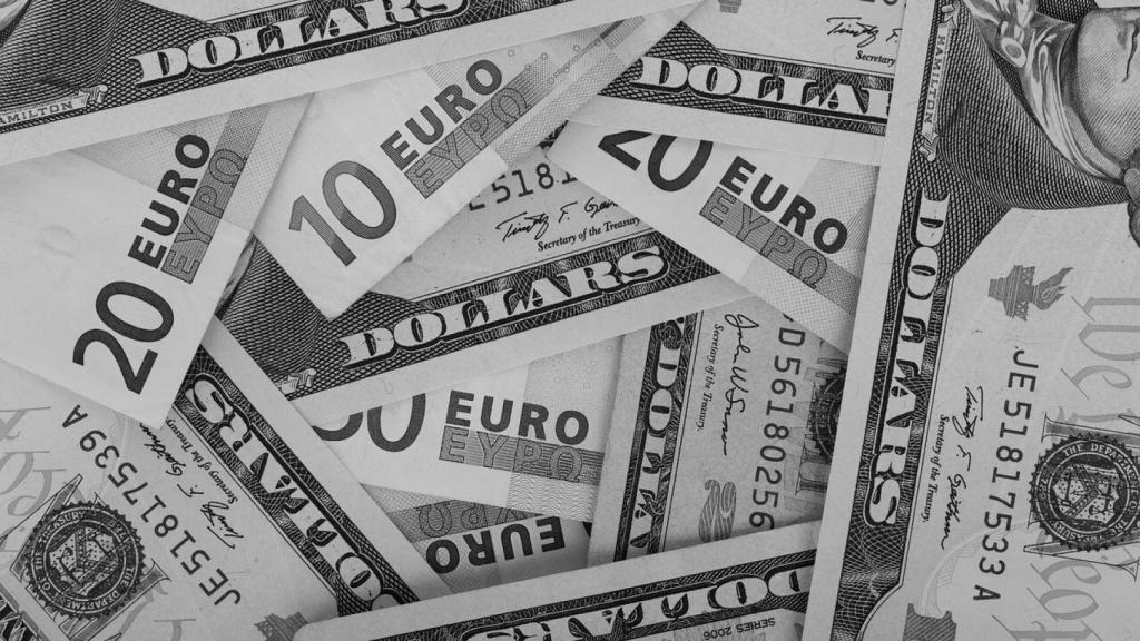 Imagen de archivo de euros y dólares.