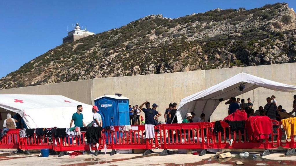 Más de una veintena de inmigrantes irregulares charlando en el campamento de Escombreras.