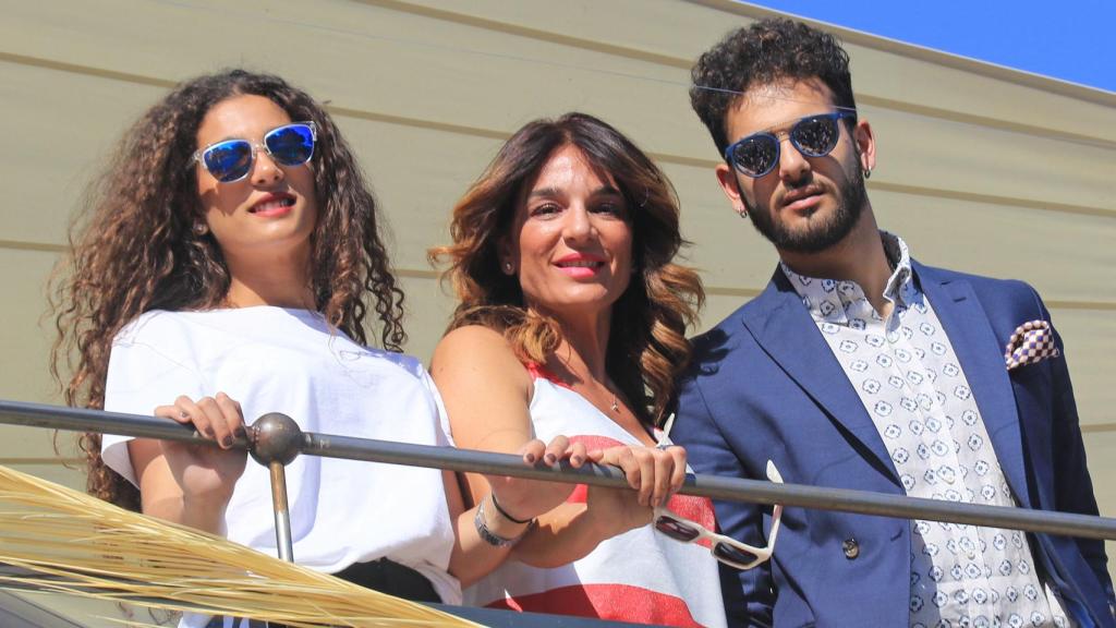 Raquel Bollo junto a sus dos hijos mayores, Alma y Manuel Cortés.