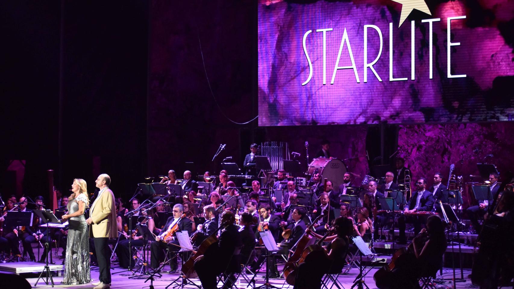 Ainhoa Arteta y Dwayne Croft durante un concierto en Starlite.