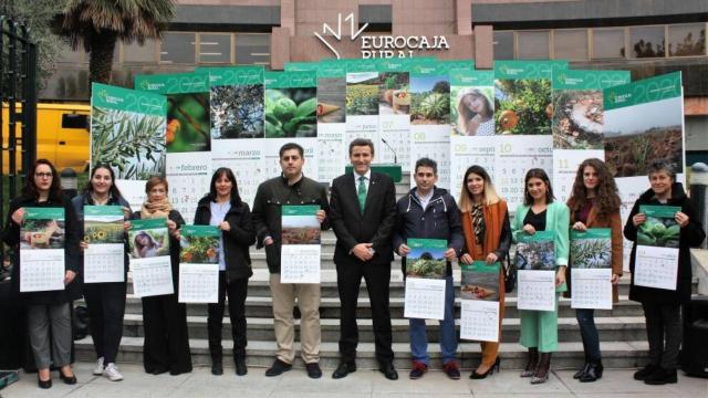 Ganadores del Concurso Fotográfico de 2020 con el director General de Eurocaja Rural, Víctor Manuel López Martín