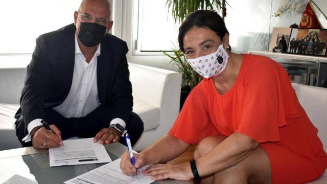 Pilar Zamora y Miguel Ángel León en el momento de la firma del crédito del ayuntamiento de Ciudad Real y Globalcaja