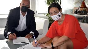 Pilar Zamora y Miguel Ángel León en el momento de la firma del crédito del ayuntamiento de Ciudad Real y Globalcaja