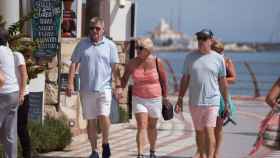 Turistas británicos pasean por Benalmádena, en la Costa del Sol.