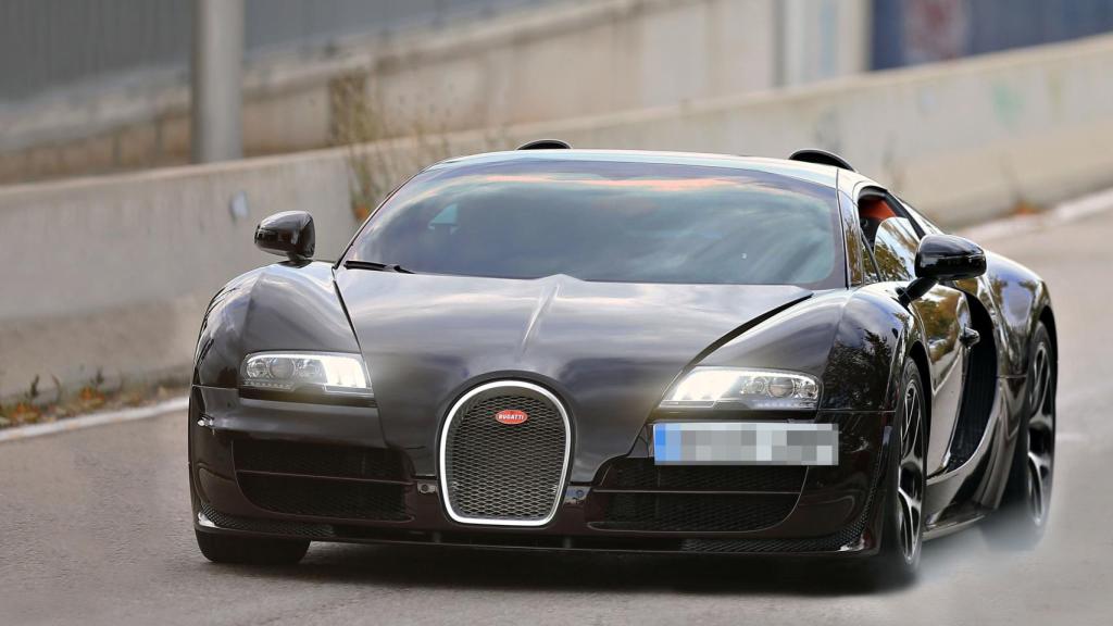 El futbolista Cristiano Ronaldo en Madrid con el Bugatti Veyron.