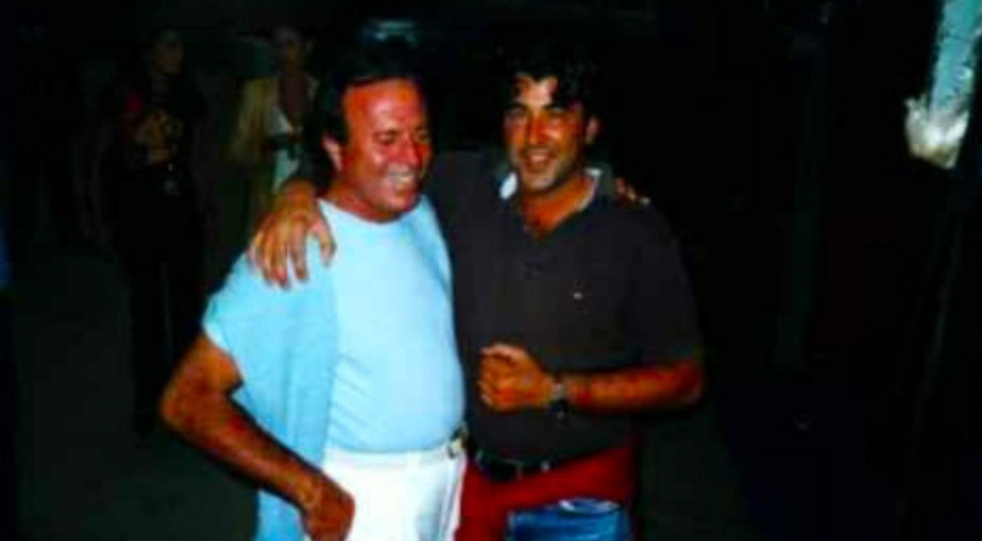 La famosa foto de Manuel Tato con Julio Iglesias.