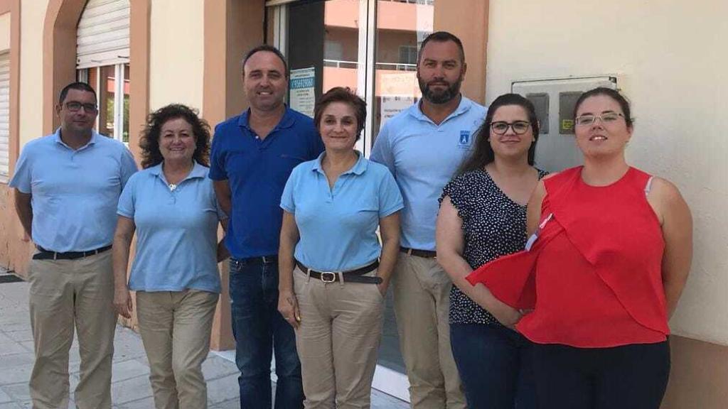 Lucas Díaz, con polo azul, en la catalogación de las playas de Chipiona como bandera azul