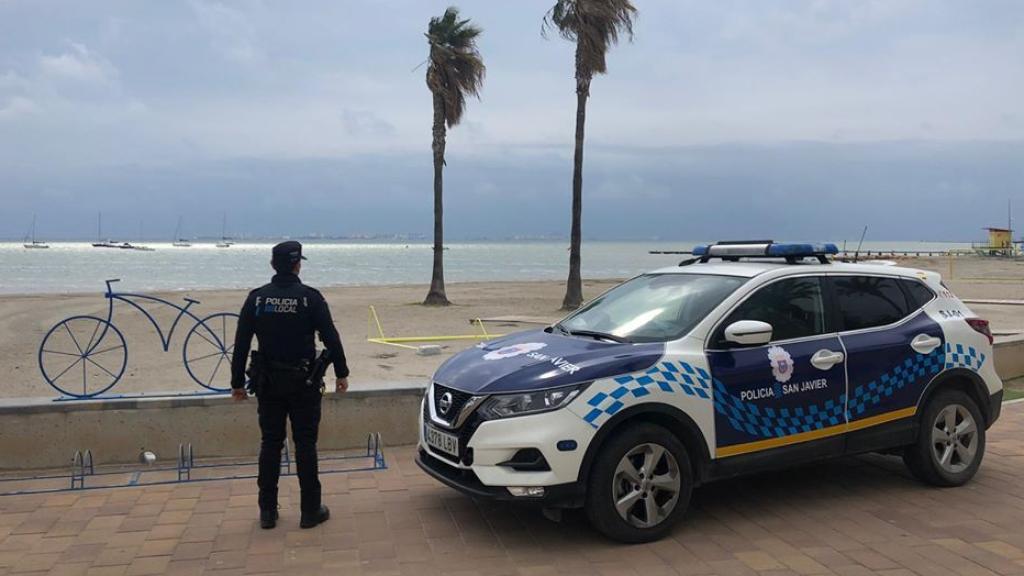 Una patrulla de la Policía Local de San Javier supervisando una zona de playa de la localidad.