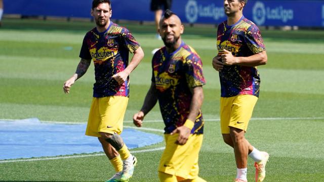 Arturo Vidal, Leo Messi y Luis Suárez durante un entrenamiento previo del Barcelona