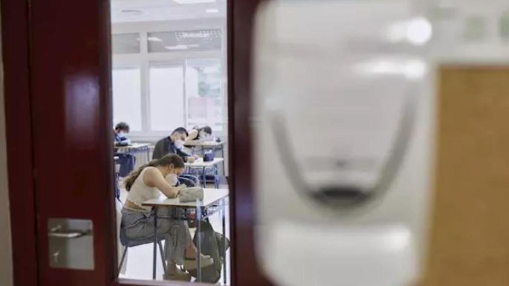 Alumnos en clase respetando las medidas de seguridad