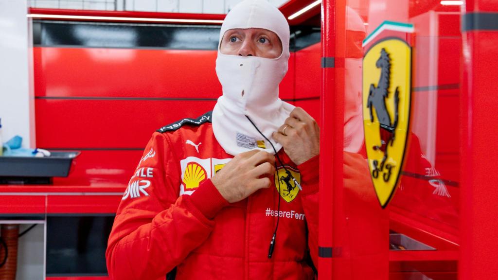 Vettel, en el box de Ferrari