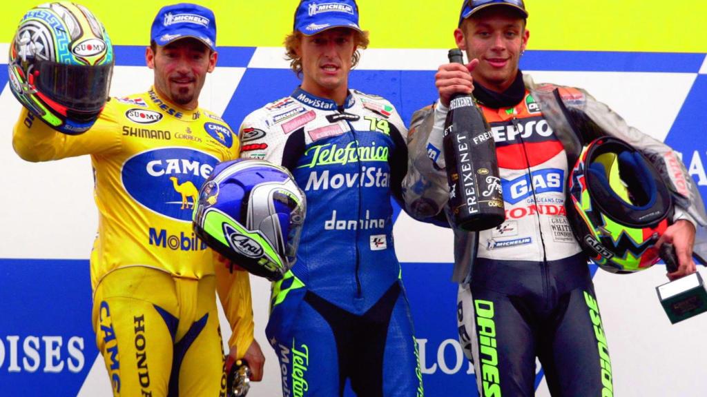 Sete Gibernau en lo más alto del podio junto a Valentino Rossi