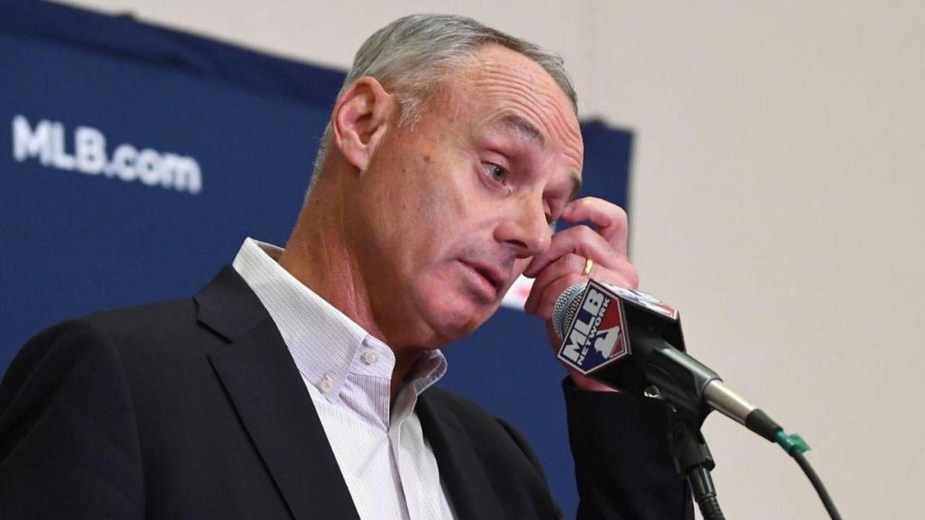 Rob Manfred en una conferencia de prensa