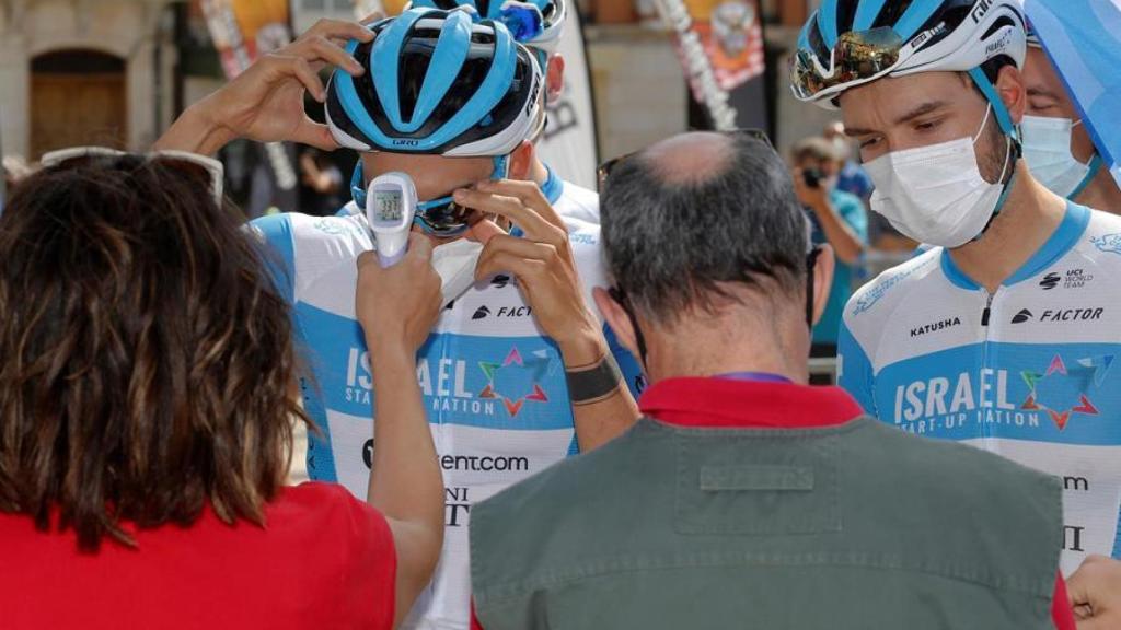 Ciclistas del equipo Israel Start en el control médico antes de la salida de la XLII edición de La Vuelta a Burgos