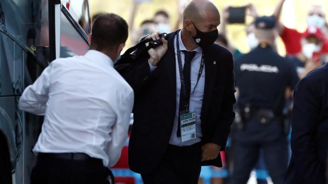 Zidane saliendo del autobús del Real Madrid