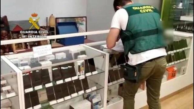 Un guardia civil enla operación en la que se ha desmantelado una red dedicada a la estafa nigeriana de venta online