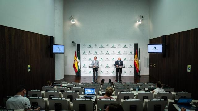 Los consejeros de la Presidencia y de Salud en Andalucía, Elías Bendodo y Jesús Aguirre.