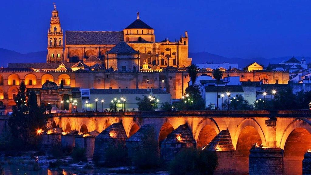 Imagen nocturna de la Mezquita-Catedral de Córdoba.