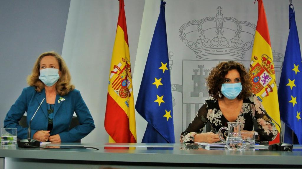 La ministra de Hacienda, María Jesús Montero (d), y la vicepresidenta económica, Nadia Calviño, en Moncloa.