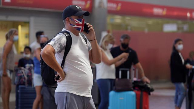 Imagen de ciudadano inglés en el aeropuerto.