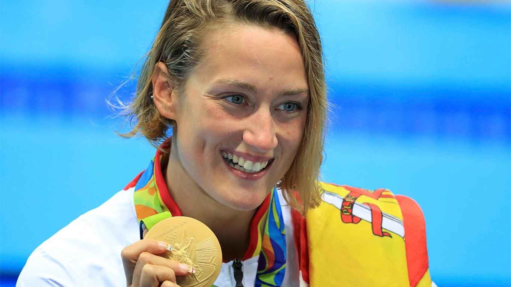 Mireia Belmonte con la medalla de oro de los 200 mariposa que ganó en los Juegos Olímpicos de Río de Janeiro en 2016, donde también logró el otra de bronce.