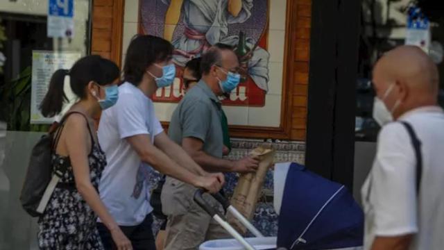 Transeúntes pasean por las calles de Madrid.