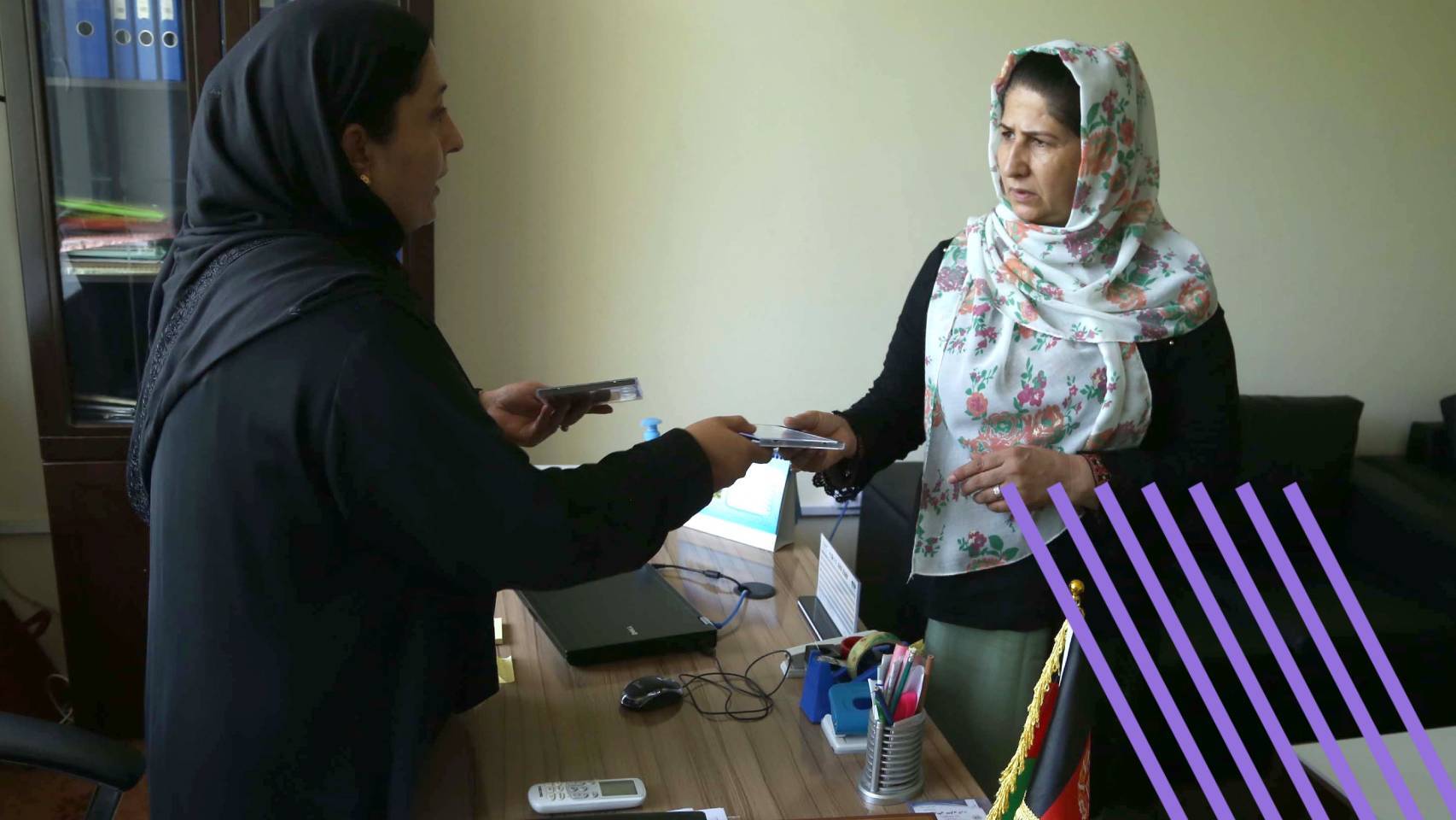Habiba Kakar, vicegobernador de la provincia de Nangarhar habla con mujeres afganas en su oficina en Jalalabad.
