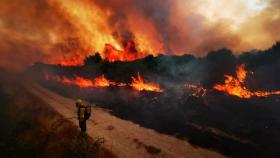 Un incendio sin control quema 300 hectáreas en Ourense y obliga a desalojar a los vecinos